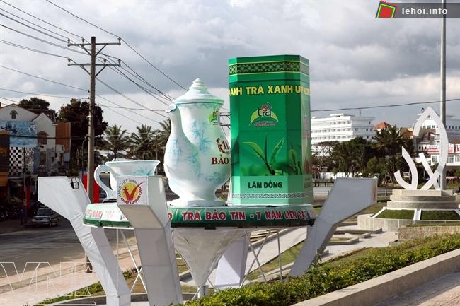 Hình ảnh biểu tượng cho các thương hiệu trà nổi tiếng của Lâm Đồng trên đường phố.