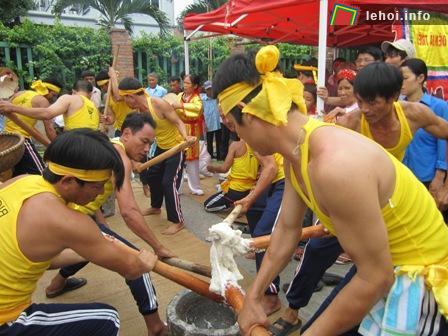 Trai làng tham gia giã gạo thật nhuyễn, dẻo bánh mới ngon