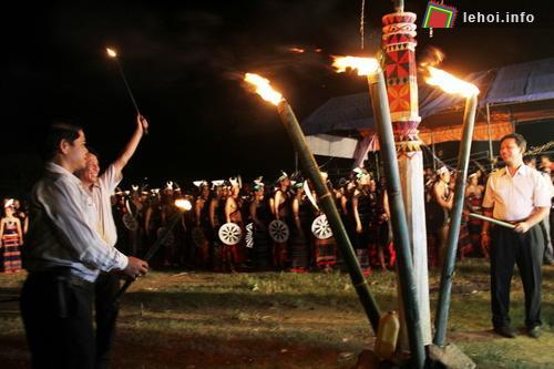 Những ngọn đuốc được đốt lên tượng trưng cho tình đoàn kết giữa các dân tộc anh em