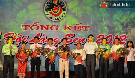 Các đồng chí lãnh đạo tỉnh Nghệ An tặng hoa Đoàn NTQC tỉnh Xiêng Khoảng