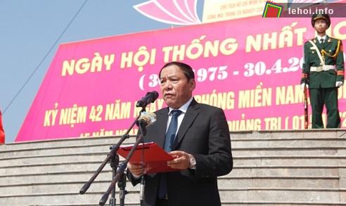 Đồng chí Nguyễn Văn Hùng, Bí thư Tỉnh ủy Quảng Trị đọc diễn văn ôn lại ký ức hào hùng của dân tộc.