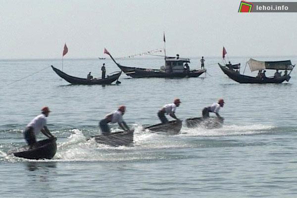Đua thuyền thúng- trò chơi dân gian của ngư dân Thuận An