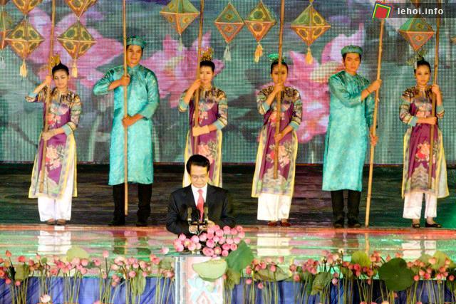 Thủ tướng Nguyễn Tấn Dũng phát biểu chào mừng khai hội  Festival Huế 2012 và Năm du lịch quốc gia