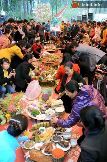 Mâm cơm với những món ăn đặc trưng của dân tộc Thái trong lễ hội