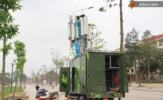 Tổng Công ty Viễn thông quân đội Viettel lắp đặt xe thu phát sóng lưu động nhằm đảm bảo thông tin liên lạc các khu vực tổ chức lễ hội tại địa bàn thành phố Việt Trì.
