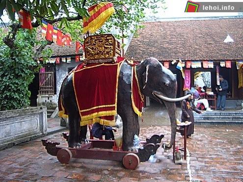 Voi chiến - lễ vật dâng lên Hai Bà Trưng
