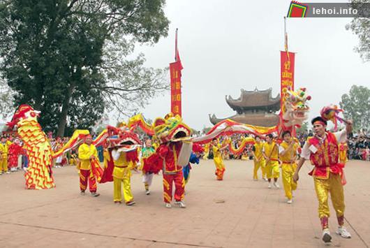 Biểu diễn múa rồng trong lễ hội Đền Đô