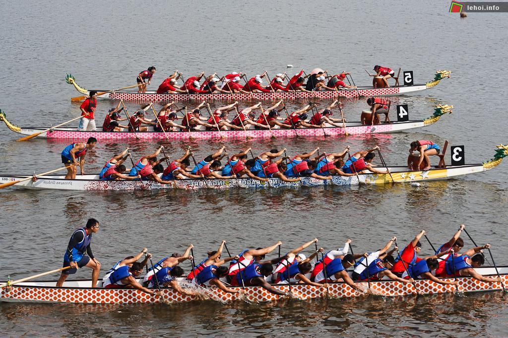 Hội đua thuyền rồng đầu xuân tại Nam Hải