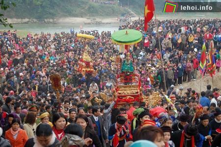 Hàng nghìn người đổ xô về lễ hội đền Đông Cuông tham gia rước kiệu Mẫu