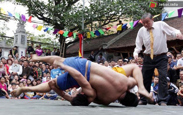 Một pha vật gay cấn
