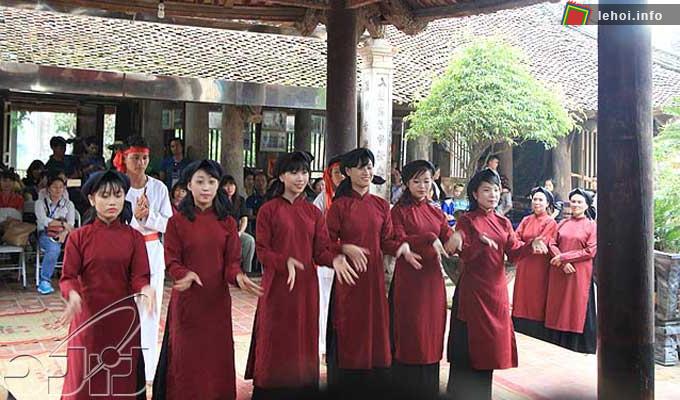 Biểu diễn hát Xoan tại khu di tích lịch sử Đền Hùng