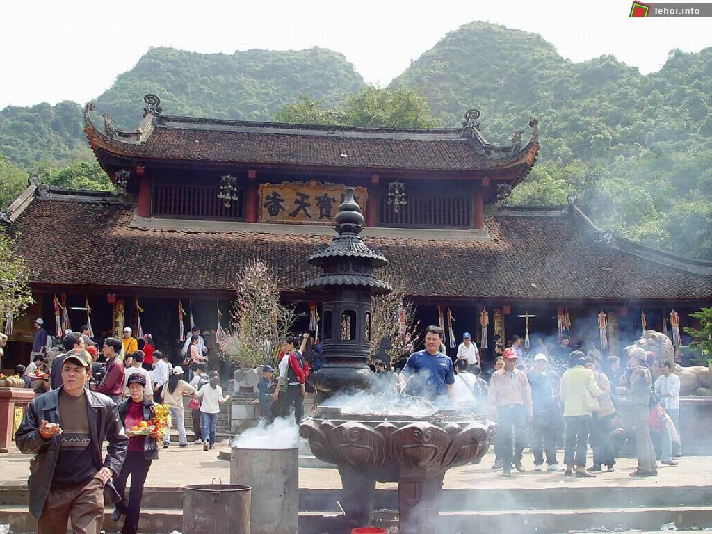 Du khách tham quan, trẩy hội chùa Hương