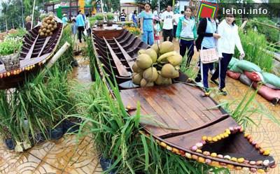 Khách tham quan gian hàng tại Festival Lúa gạo Việt Nam lần thứ 2