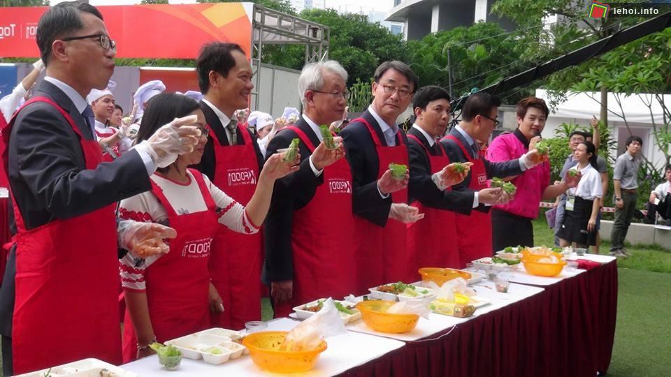 Cuộc so tài ẩm thực của đầu bếp Việt - Hàn.