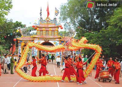 Người dân nô nức tham dự lễ hội văn hoá – du lịch Dinh Thầy Thím tại Bình Thuận