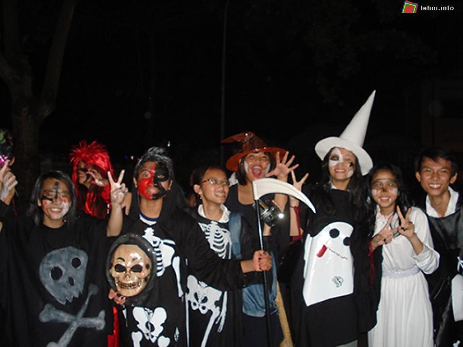 Các bạn trẻ tưng bừng tham gia lễ hội Halloween