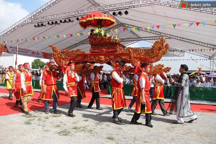Rước kiệu vinh danh Tổ nghề.
