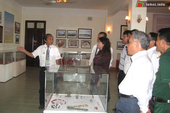 Các đại biểu xem các hiện vật, tài liệu, hình ảnh giới thiệu, trưng bày tại triển lãm.