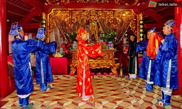 Đội tế nam làm lễ trình Đức Thánh Mẫu