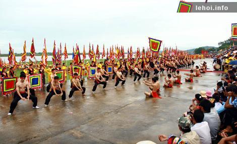 Biểu diễn võ dân tộc trong lễ hội mùa thu Côn Sơn - Kiếp Bạc năm 2011