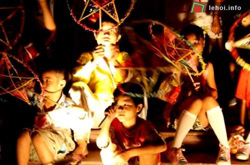 Các em nhỏ cầm đèn ông sao vui tết Trung thu