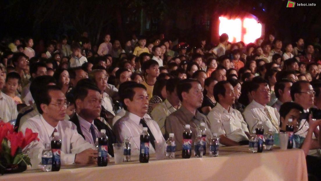 Các đại biểu và quần chúng tham dự buổi khai mạc Lễ kỷ niệm 143 năm ngày hi sinh của AHDT Nguyễn Trung Trực.