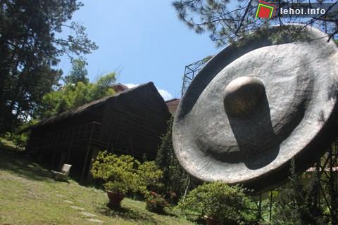 ngôi nhà trệt của người Mnôngar, vùng ven sông K’rông Nô huyện Đam Rông trong khuôn viên bảo tàng.