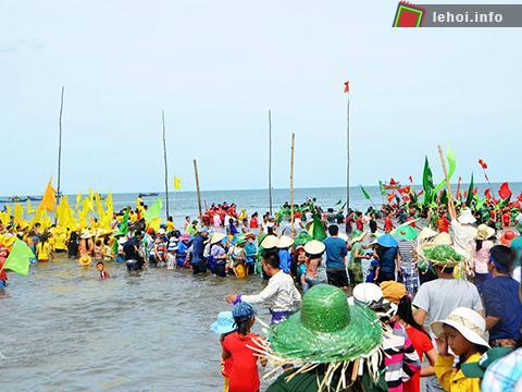 Lễ hội bơi trải trên biển của làng Cảnh Dương, Quảng Trạch, Quảng Bình