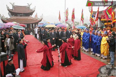 Biểu diễn hát Xoan nghi lễ tại đền Quốc Tổ Lạc Long Quân