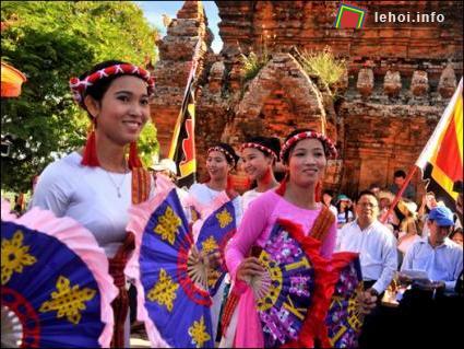 Những điệu múa truyền thống được trình diễn tại lễ hội