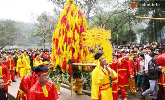 Hàng vạn người tham dự lễ hội đền Gióng