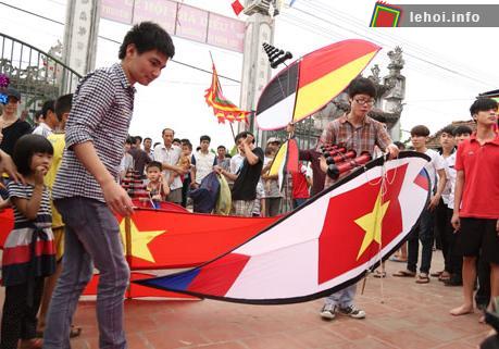 Những con diều sặc sỡ in lá cờ Việt Nam