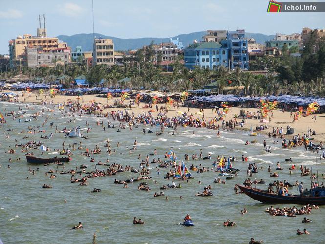 Bãi biển Sầm Sơn xinh đẹp bắt đầu đón khách du lịch mùa hè năm 2011