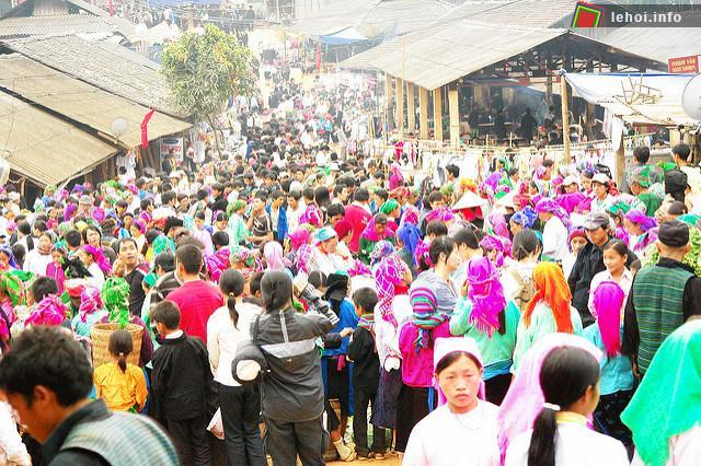 Rất đông người dân và du khách đến với Chợ tình Khau Vai.