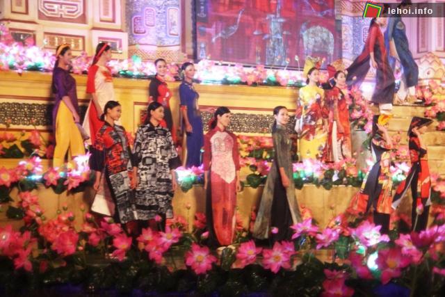 Phần trình diễn các trang phục thổ cẩm trong đêm Khai mạc Festival Nghề truyền thống Huế