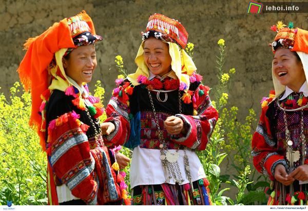 Các cô gái người Dao đỏ trong trang phục truyền thống