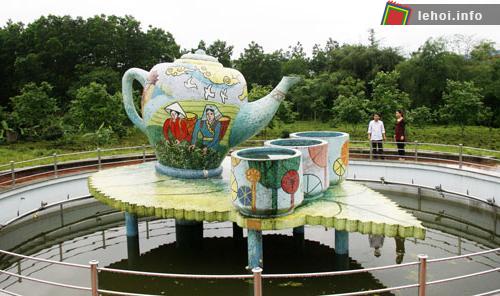 Bộ ấm trà lớn nhất Việt Nam tại khu vực Không gian văn hóa trà Tân Cương (T.P Thái Nguyên)