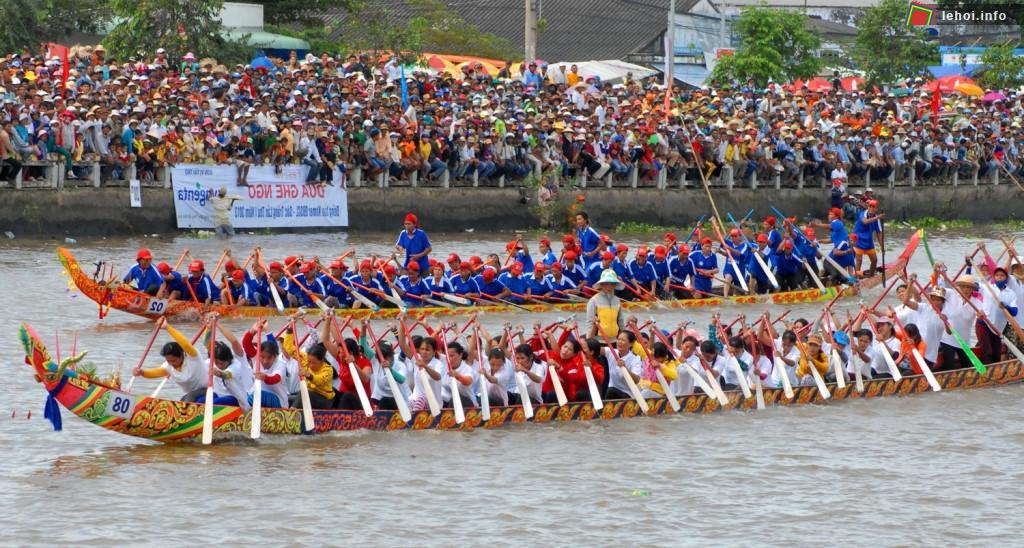 Rất đông người dân và du khách đến xem đua thuyền trong lễ hội