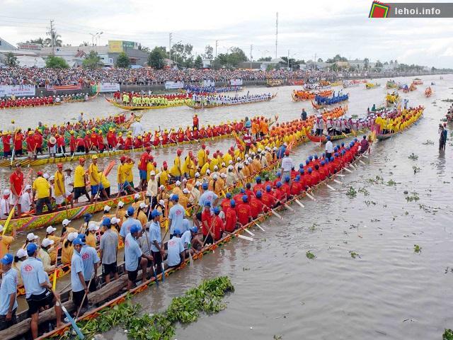 Lễ hội đua ghe Ngo của đồng bào dân tộc Khmer