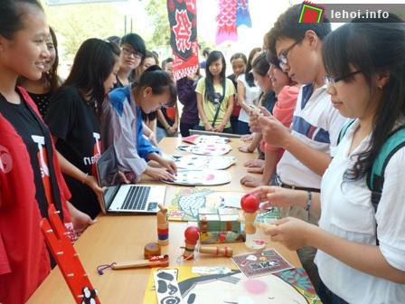 Thông qua lễ hội, những thông điệp văn hóa đã được các bạn trẻ truyền đạt qua những trò chơi đến với các bạn học sinh, sinh viên Huế.