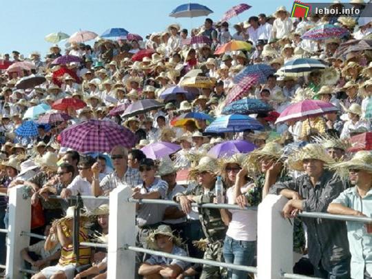 Rất đông đảo khán giả đến tham dự lễ hội