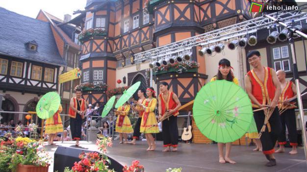 Tiết mục múa đậm đà màu sắc truyền thống của các du học sinh Việt Nam tại Đức