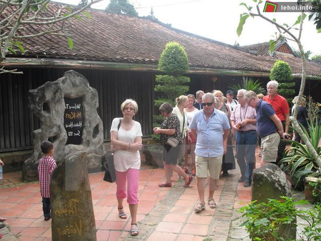 Du khách nước ngoài đến tham quan làng cổ Đông Hòa Hiệp