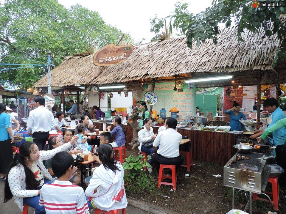 Khu những gian hàng hoạt động ẩm thực trong chuỗi Tuần Lễ Văn hóa - Du lịch lần I năm 2013 tại Bến Tre.
