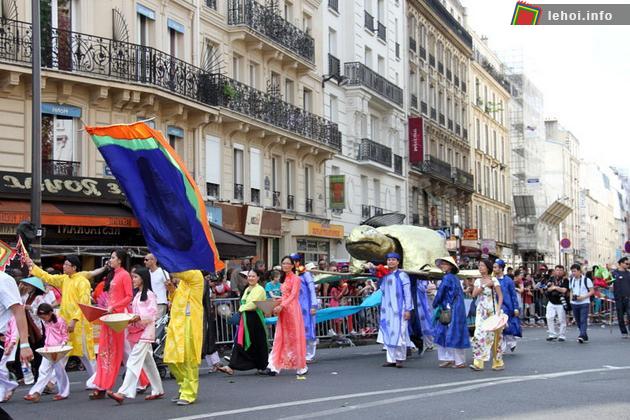 Áo dài Việt Nam nhiều màu sắc xuất hiện trên đường phố Paris