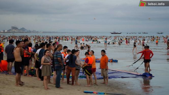 Hàng ngàn du khách đến với Đà Nẵng trong dịp này