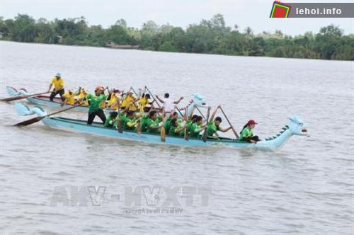 Giải đua thuyền rồng, một trong những hoạt động chính tại lễ hội