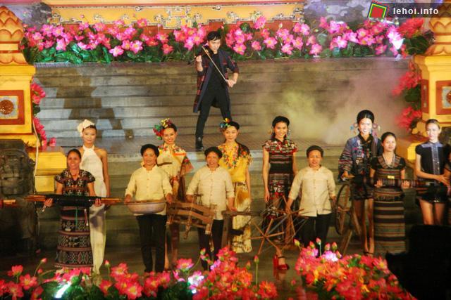 Các nghệ nhân các làng nghề dệt trên cả nước góp mặt trên sân khấu đêm khai mạc
