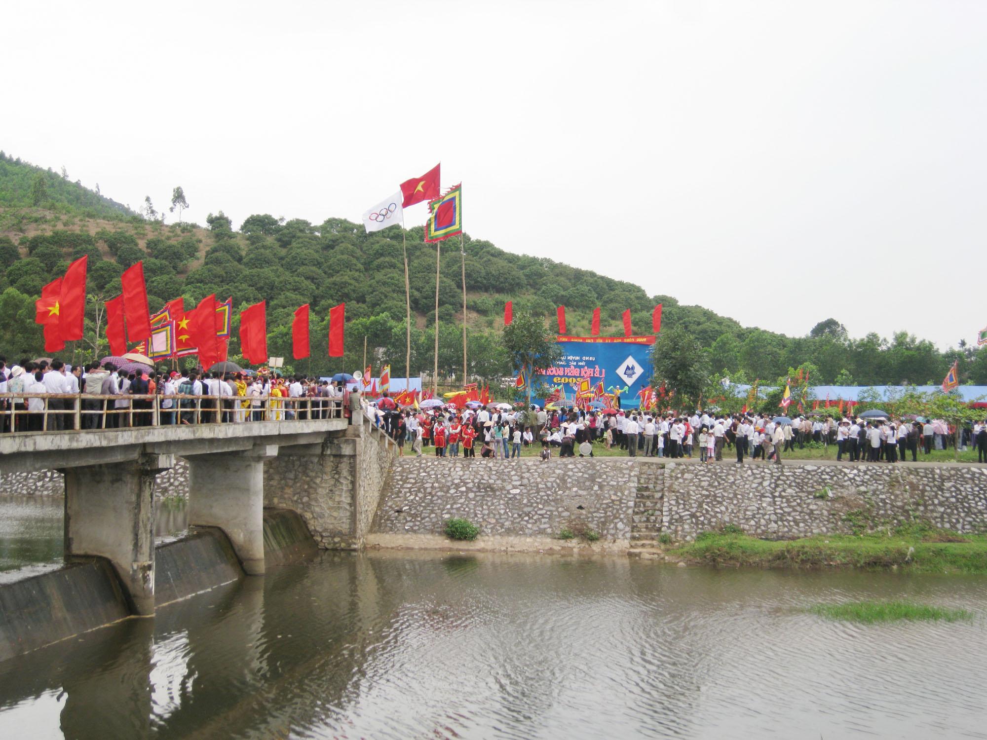 Hàng ngàn du khách đã về tham dự Lễ hội Đền Suối Mỡ 2013