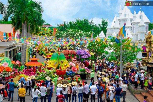 Lễ hội trái cây Nam bộ thu hút đông đảo du khách đến tham dự.